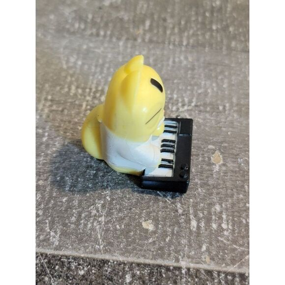 Mini yellow tabby cat playing piano toy figure - Picture 2 of 4